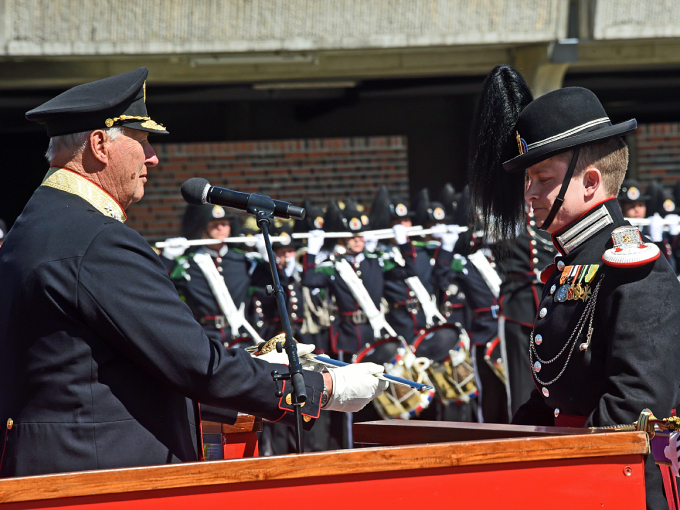 Løytnant Hans Ole Bakken mottok brigader Leif Schanches æresbevisning. Foto: Sven Gj. Gjeruldsen, Det kongelige hoff